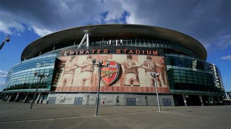 Covid: Arsenal stadium tours offered as part of vaccine clinic - BBC News