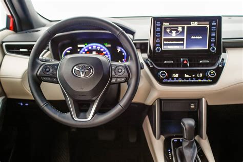 Toyota Corolla Cross 2023 tem redução de preços em todas versões