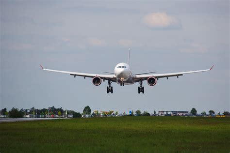 Plane Landing Wallpapers - Wallpaper Cave