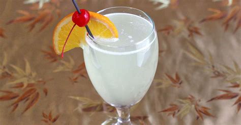 Gin Sour Cocktail Recipe – Mix That Drink