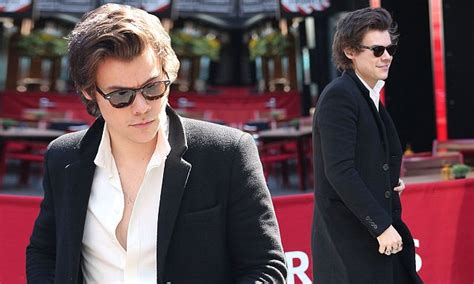 Harry Styles looks suave at radio interview in London | Daily Mail Online