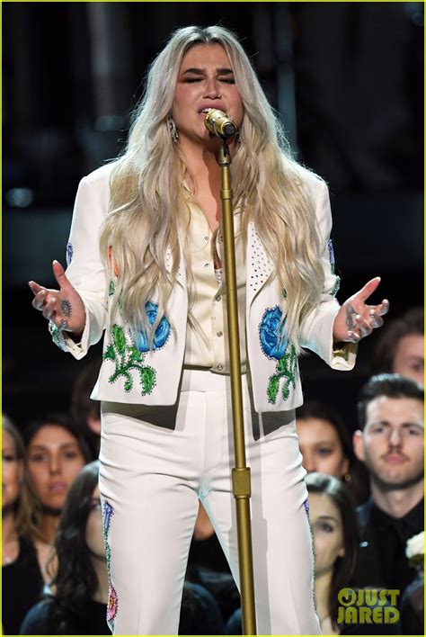 Kesha Performs 'Praying' at Grammys 2018 with Fellow Female Artists ...