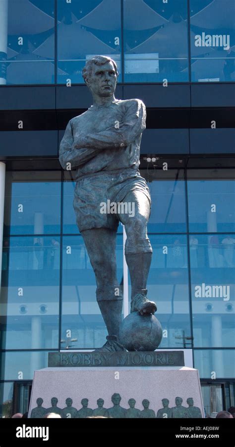 bobby moore statue wembley stadium Stock Photo - Alamy