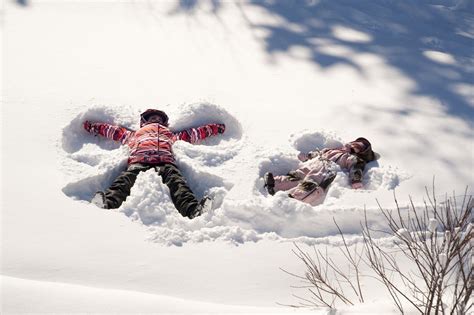 kids in the snow | 12 Great Outdoor Winter Activities for Kids | Baby its cold outside ...