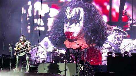 Kiss - Gene Simmons spitting blood (BH - 20/04/23) - YouTube