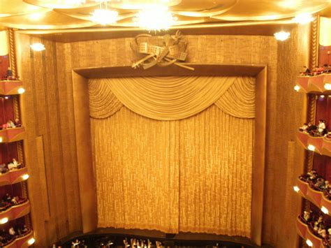 File:Metropolitan Opera curtain.jpg - Wikimedia Commons