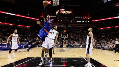 Carmelo Anthony returns to lead Knicks upset at Spurs