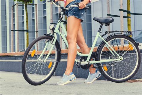 Piernas Del Moreno Del ` S De La Mujer Que Montan Una Bicicleta Foto de ...