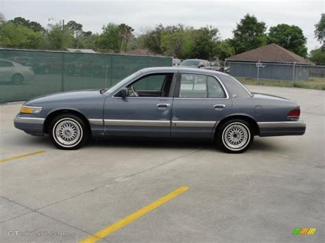 IMCDb.org: 1992 Mercury Grand Marquis with Ford Crown Victoria front [M7] in "Chernaya molniya ...