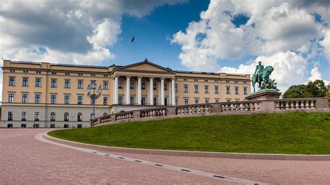 Oslo Royal Palace | Norway Tours | Nordic Visitor