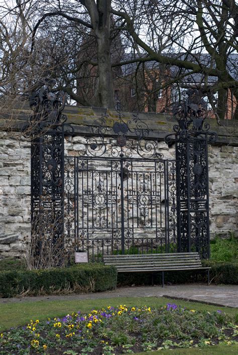 File:Newarke Houses iron gates.jpg - Wikimedia Commons