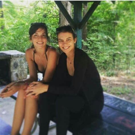 Lauren Cohan & her sister | Lauren cohan, Lauren, Actors