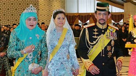 Sultan divorces young wife for 'special reasons'