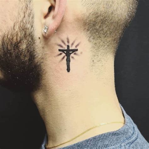 Pin de Nabelcain em Tatuaże | Tatuagem cruz no pescoço, Tatuagem cruz ...