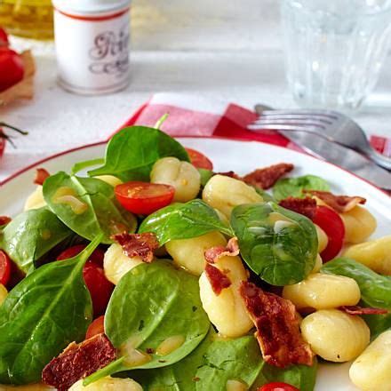 Gnocchi-Spinat-Salat Rezept | LECKER Gnocchi Salat, Caprese Salad, Berries, Recipes, Spinach ...