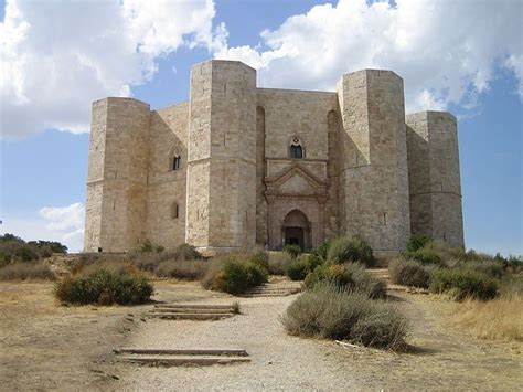 Das Castel del Monte ist ein Bauwerk aus der Zeit des Stauferkaisers ...