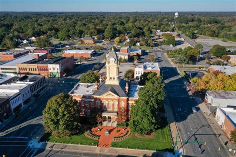 15 Cutest Small Towns In North Carolina (Mountains, Beaches, And More!) (2022)