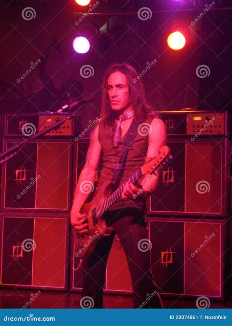 Nuno Bettencourt Playing Guitar Editorial Photo - Image of marty, music: 20074861