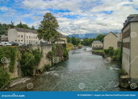 View of the Aspe River from the Pont Sainte Marie English: Saint Mary Bridge in Oloron ...