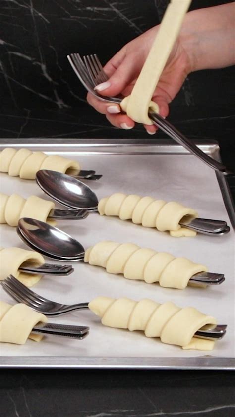 Prepare the best croissants at home - with puff pastry twisted over tablespoons … | Pastries ...