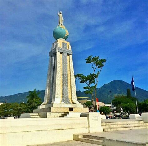 Monumento a el Divino Salvador del Mundo. Plaza las Américas. San ...