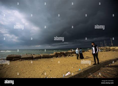 Gaza, Palestine. 20th Nov, 2021. Palestinians enjoy the cool weather at ...