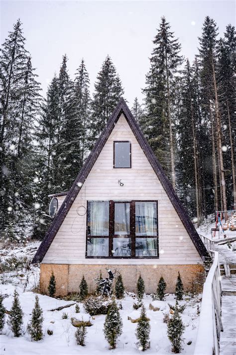 Wooden Cabin in Snow in Winter Mountains · Free Stock Photo