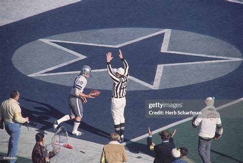 Super Bowl VI, Dallas Cowboys Lance Alworth with referee after... News Photo - Getty Images