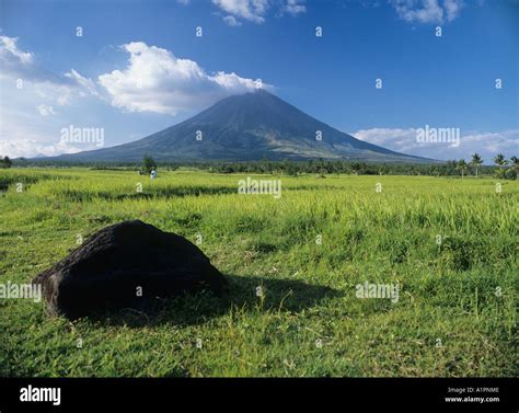 Mayon Volcano, Bicol, Philippines Stock Photo - Alamy