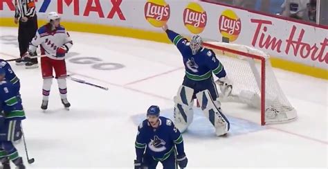 Canucks' Demko makes three ridiculous saves while barehanded (VIDEO) | Offside