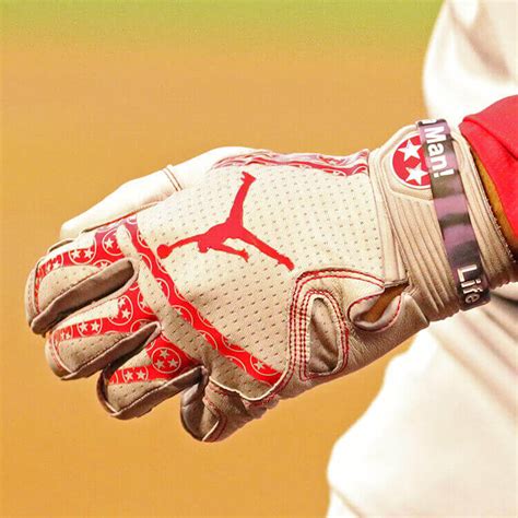 What Pros Wear: Mookie Betts’ Jordan Batting Gloves (PE) - What Pros Wear