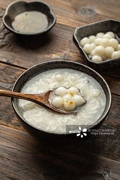 酒酿小丸子-花瓣网|陪你做生活的设计师 | 餐具 食物 特写 秋天 甜品 商品 筷子 盘子 青花瓷 中式 饮食 早餐 高视角 碗 木 影棚拍摄 健康食物 碟 桂花 烹饪 汤 甜食 汤匙 汤圆 ...