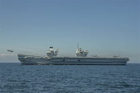 HMS Queen Elizabeth launching an F-35B [3600x2400] : r/WarshipPorn