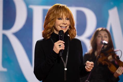 'The Voice' Coach Reba McEntire Pays $100,000 Per Year to Look Young ...