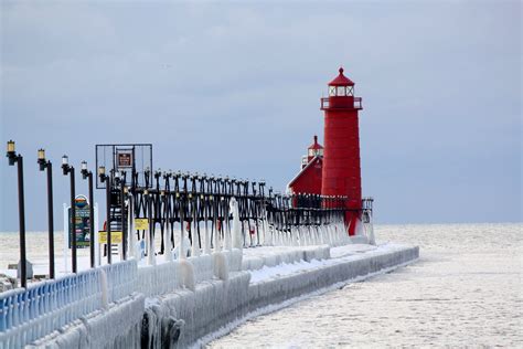 File:Grand Haven MI Lighthouses in winter.jpg - Wikimedia Commons