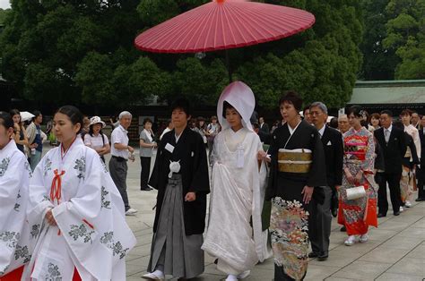 Wedding Traditions in Japan - How Japanese People Get Married