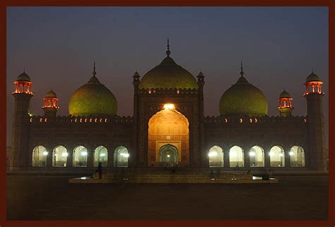 Badshai Mosque Night | The Badshahi Mosque (Urdu: بادشاھی مس… | Flickr