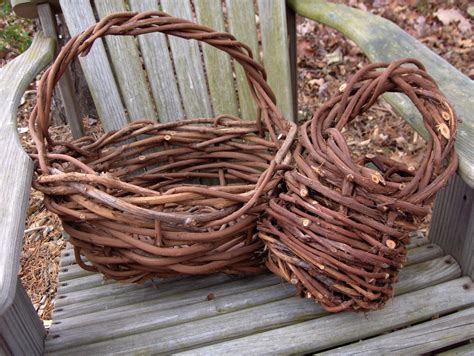 How to Make a Grapevine Basket: Photo Guide - FeltMagnet