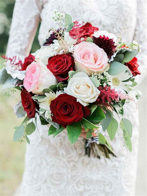 15 Fall Wedding Bouquet Ideas and Which Flowers They’re Made With