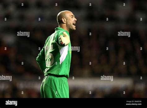 Liverpool goalkeeper Pepe Reina Stock Photo - Alamy