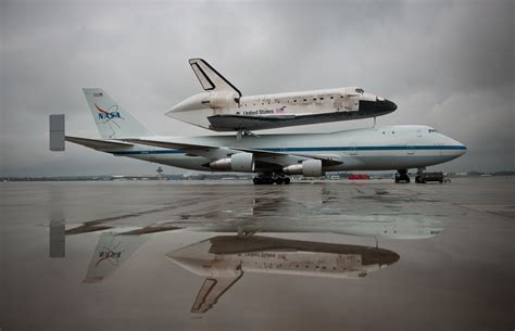 4K Ultra HD Wallpaper of Space Shuttle Discovery Reflection