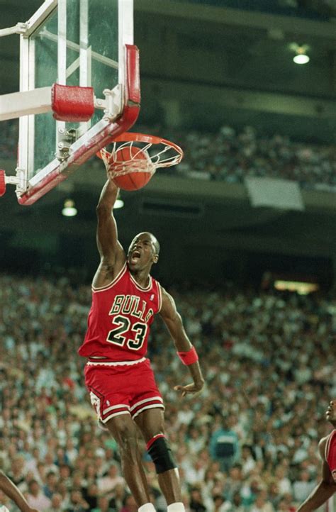 40 Stunning Photos of Michael Jordan Soaring Through the Air | POPSUGAR ...