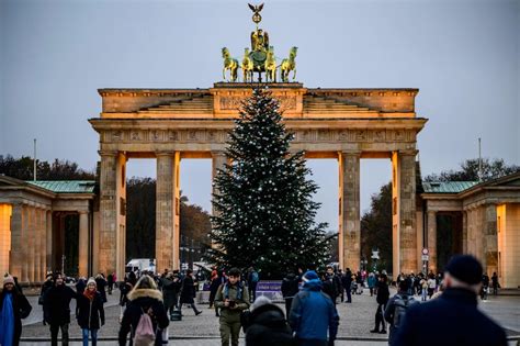 In Search of the 1st Christmas Tree: Origins of a Tradition | Snopes.com