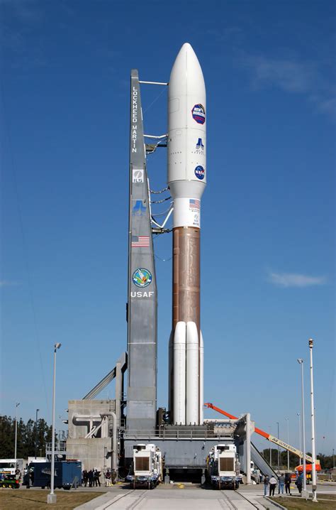 File:Atlas V 551 with New Horizons on Launch Pad 41.jpg - Wikimedia Commons