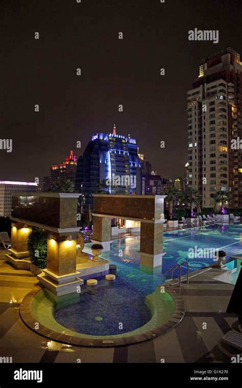 Pool at the "Berkeley Hotel Pratunam" Bangkok in nighttime Stock Photo - Alamy