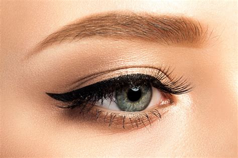 10 Flirty Ways to Wear Black Eyeliner - BeautyFrizz