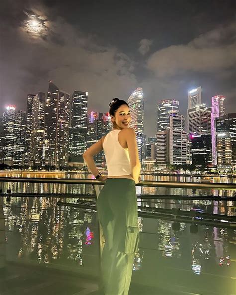 LOOK: Julia Barretto’s Neutral Tourist in Singapore | Preview.ph