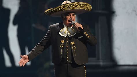 Vicente Fernandez: Thousands pay tribute to Mexico's ranchera music ...