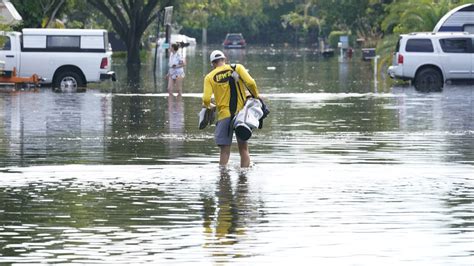 Florida floods: Businesses, residents begin cleaning up mess | MPR News