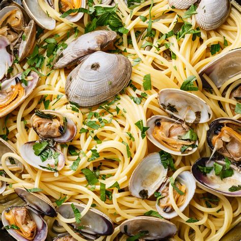 Spaghetti alle Vongole Recipe - Spaghetti with Clams and Garlic